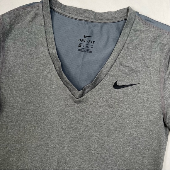 NIKE DRI-FIT V-Neck Top size XS - Picture 2 of 5